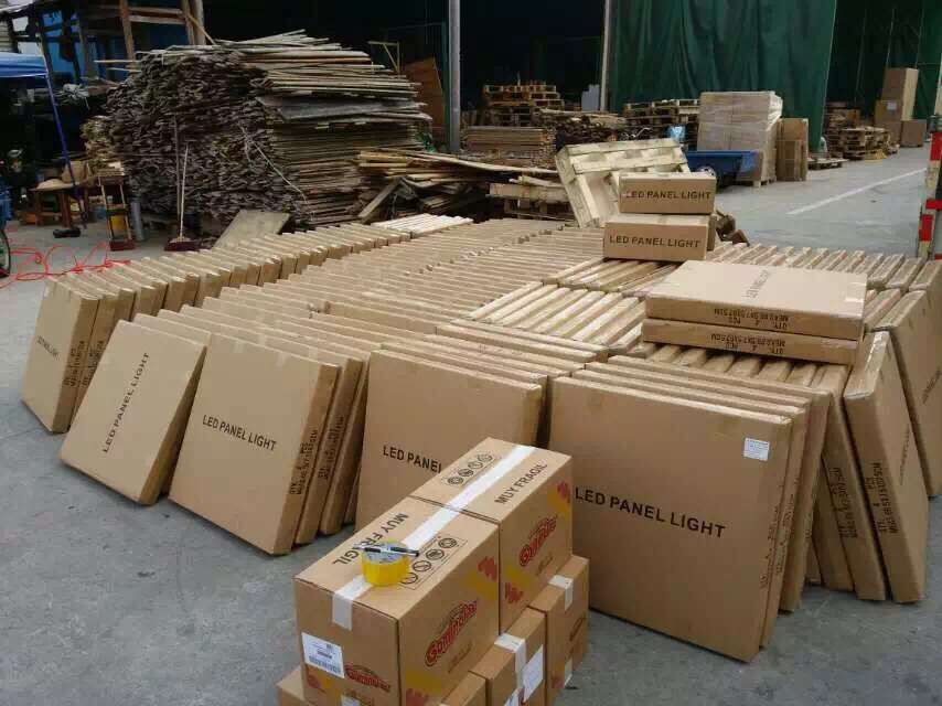 山東客戶訂購的LED一體斜邊凈化燈發貨